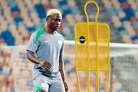 لاعب نيجيريا: لم أتوقع المشاركة بكأس أفريقيا.. وأحلم آمال 200 مليون